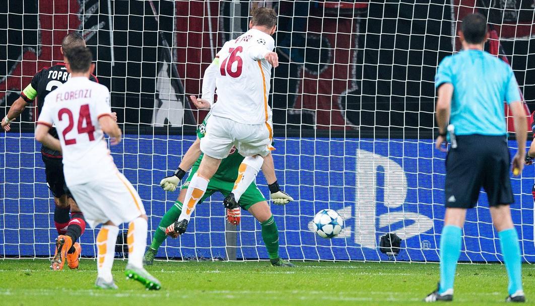 De Rossi segna con il ginocchio destro: prima doppietta in Europa in carriera e 2-2. Epa